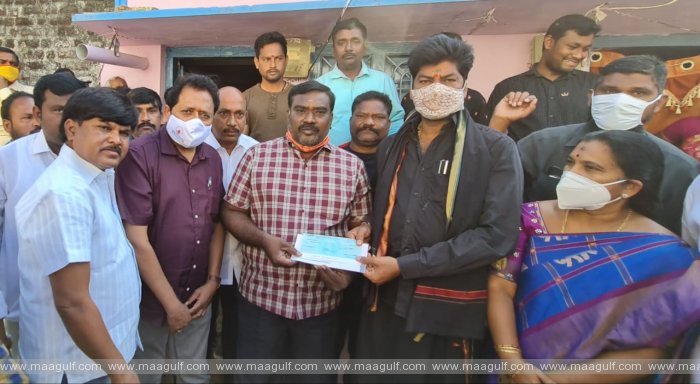 9 పేదింటి అభిమాని కుమార్తె పెళ్ళికి లక్ష రూపాయల ఆర్ధిక సహాయం అందించిన చిరంజీవి